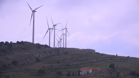 Los-Molinos-De-Viento-Generan-Electricidad-En-Las-Colinas-De-España.