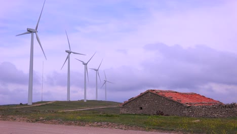Molinos-De-Viento-Generan-Electricidad-En-Las-Colinas-De-España-2