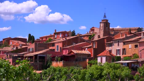 Die-Französische-Hügelstadt-Roussillon-Frankreich-Mit-Ihren-Bunten-Gebäuden-Ist-Ein-Highlight-Der-Provence