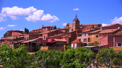 Die-Französische-Hügelstadt-Roussillon-Frankreich-Mit-Ihren-Bunten-Gebäuden-Ist-Ein-Highlight-Der-Provence-1