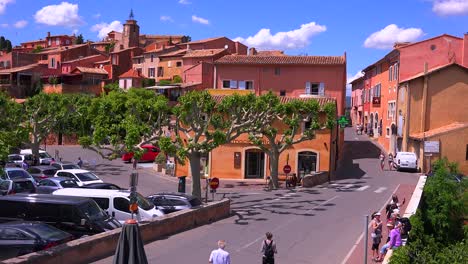 Die-Malerische-Französische-Hügelstadt-Roussillon-Frankreich-Mit-Ihren-Farbenfrohen-Gebäuden-Ist-Ein-Highlight-Der-Provence