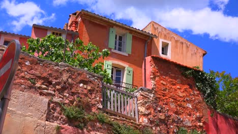 Die-Malerische-Französische-Hügelstadt-Roussillon-Frankreich-Mit-Ihren-Farbenfrohen-Gebäuden-Ist-Ein-Highlight-Der-Provence-1