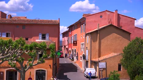 The-quaint-French-hill-town-of-Roussillon-France-with-it's-colorful-buildings-is-a-highlight-of-Provence-2