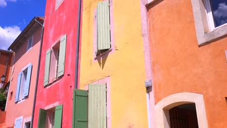 Die-Malerische-Französische-Hügelstadt-Roussillon-Frankreich-Mit-Ihren-Farbenfrohen-Gebäuden-Ist-Ein-Highlight-Der-Provence-3
