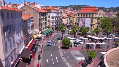 Vista-Clásica-De-Un-Bonito-Bulevar-En-Cannes,-Francia