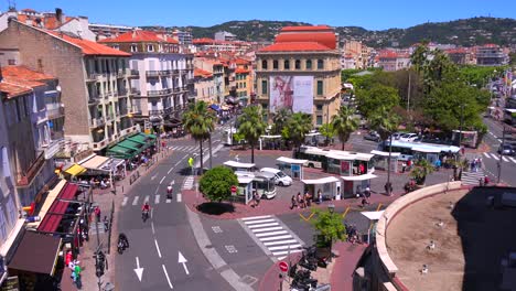 Un-Alto-ángulo-De-Vista-Clásico-De-Un-Bonito-Bulevar-En-Cannes,-Francia