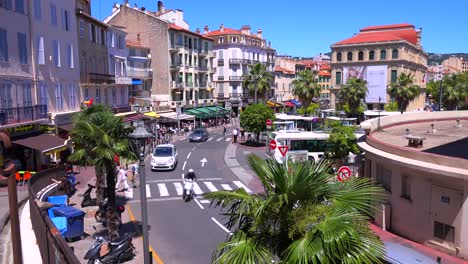 Un-Alto-ángulo-De-Vista-Clásico-De-Un-Bonito-Bulevar-En-Cannes,-Francia-1