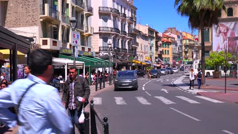 Vista-De-La-Calle-Clásica-De-Un-Bonito-Bulevar-En-Cannes,-Francia
