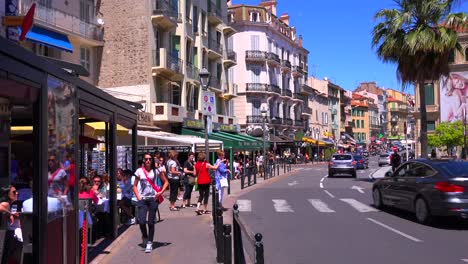 Klassische-Straßenansicht-Eines-Hübschen-Boulevards-In-Cannes-Frankreich-1