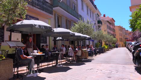 Pequeños-Cafés-Y-Restaurantes-Al-Aire-Libre-Se-Alinean-En-Las-Calles-De-Cannes,-Francia