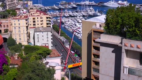 Los-Coches-De-Fórmula-Uno-Corren-A-Lo-Largo-De-La-Costa-Durante-El-Gran-Premio-De-Mónaco