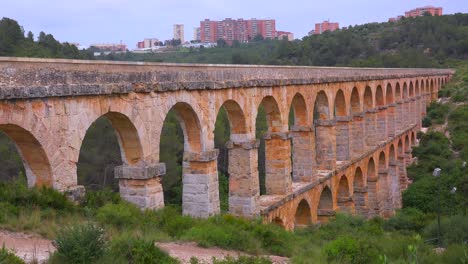 Ein-Wunderschönes-Römisches-Aquädukt-Durchquert-Einen-Canyon-In-Frankreich-1