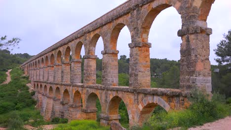 A-beautiful-Roman-aqueduct-crosses-a-canyon-in-France-2