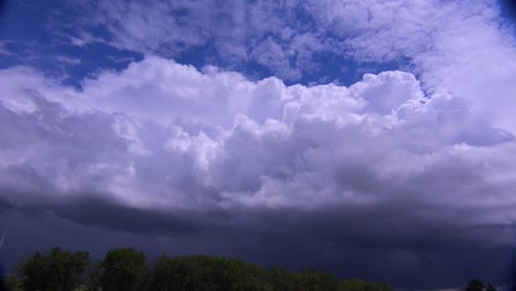 Große-Weiße-Gewitterwolken-Zeichnen-Sich-Am-Horizont-Ab,-Als-Ein-Sturm-Aufzieht