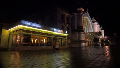 Exterior-De-Una-Estación-De-Tren-Y-Restaurante-Comedor-En-Francia-Por-La-Noche