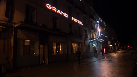 Un-Letrero-De-Neón-Anunciaba-El-Gran-Hotel-En-Una-Lluviosa-Ciudad-Francesa