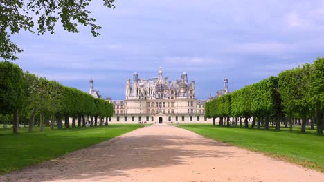 Distant-shot-of-the-beautiful-chateau-of-Chambord-in-the-Loire-Valley-in-France
