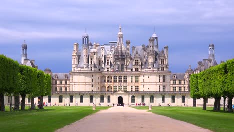 Distant-shot-of-the-beautiful-chateau-of-Chambord-in-the-Loire-Valley-in-France-2