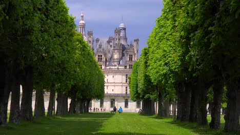 View-between-hedgerows-to-the-beautiful-chateau-of-Chambord-in-the-Loire-Valley-in-France
