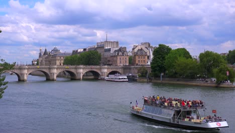 Ein-Flussschiff-Fährt-Unter-Brücken-In-Der-Nähe-Der-Kathedrale-Notre-Dame-In-Paris-3