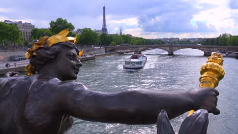 Eine-Schöne-Aussicht-Auf-Paris-Bateau-Mouche-Flussboote,-Die-Unter-Der-Alexandre-iii-brücke-Vorbeifahren