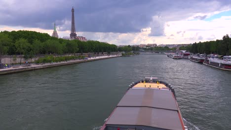 Un-Barco-Fluvial-Bateaux-Mouche-Pasa-Bajo-La-Cámara-Cerca-De-La-Torre-Eiffel