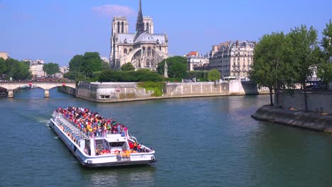 Ein-Flussschiff-Fährt-Auf-Der-Seine-In-Der-Nähe-Der-Kathedrale-Notre-Dame-In-Paris