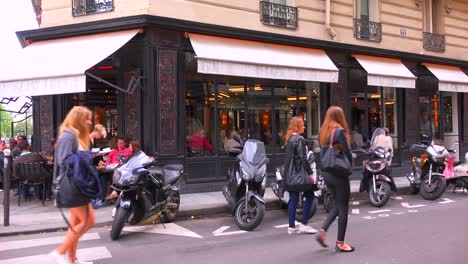 Exterior-of-a-French-restaurant-in-paris