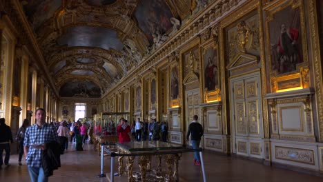 Los-Turistas-Caminan-En-Las-Galerías-Interiores-Del-Museo-Del-Louvre-En-París