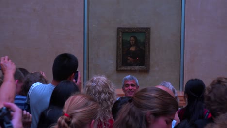 Tourists-crowd-around-the-Mona-Lisa-painting-in-the-Louvre-Museum-in-paris-1