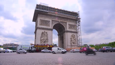 Círculos-De-Tráfico-Alrededor-Del-Arco-Del-Triunfo-En-París-Francia
