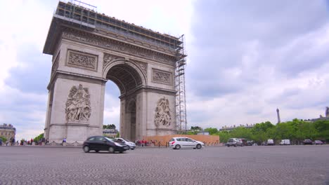 Traffic-circles-around-the-Arc-De-Triomphe-in-parís-France-1
