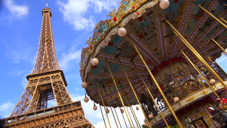 La-Torre-Eiffel-Se-Eleva-Detrás-De-Un-Carrusel-En-París-Francia