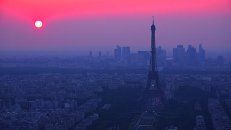 Preciosa-Vista-De-ángulo-Alto-De-La-Torre-Eiffel-Y-París-Al-Atardecer-1