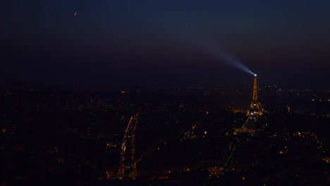 Hermosa-Vista-De-ángulo-Alto-De-La-Torre-Eiffel-Y-La-Ciudad-De-París-Por-La-Noche
