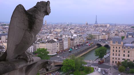 Las-Gárgolas-Vigilan-París-Francia-Desde-La-Catedral-De-Notre-Dame-2