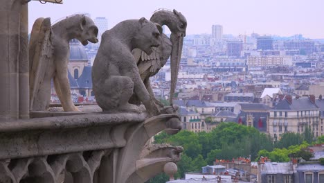 Wasserspeier-Wachen-Von-Der-Kathedrale-Notre-Dame-Aus-über-Paris-Frankreich-3