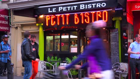 Ein-Kleines-Pariser-Café-Oder-Restaurant
