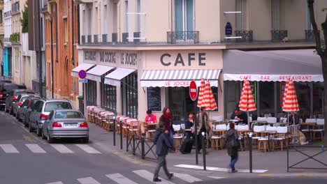A-classic-Paris-outdoor-cafe-with-waiters-serving-1