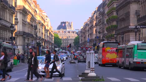 Traffic-moves-through-downtown-paris