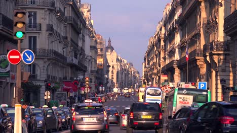 Verkehr-Bewegt-Sich-Durch-Die-Innenstadt-Von-Paris-1