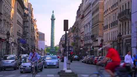 Traffic-moves-through-downtown-parís-2