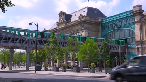 A-subway-train-crosses-a-bridge-over-a-busy-road-in-París