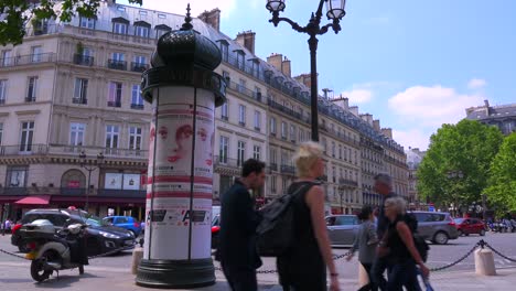 Verkehr-Bewegt-Sich-Durch-Die-Innenstadt-Von-Paris-3