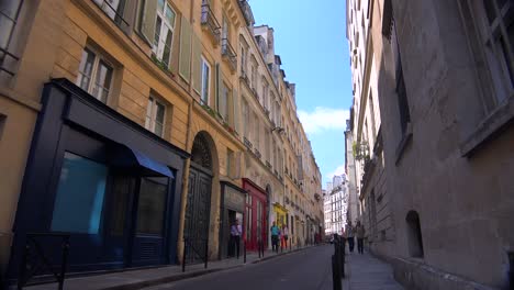 La-Gente-Camina-Por-Los-Estrechos-Callejones-De-París.