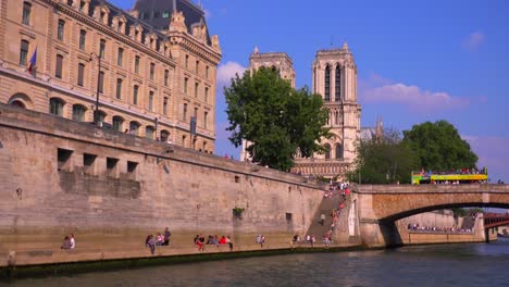 Ein-Blick-Auf-Die-Kathedralen-Von-Notre-Dame-Von-Einem-Bateaux-Mouche-Riverboat-Entlang-Der-Seine-In-Paris