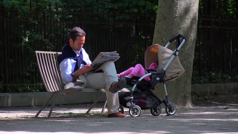 Menschen-Entspannen-Sich-In-Den-Parks-Und-Gärten-Von-Paris-Frankreich