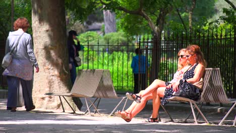 Menschen-Entspannen-Sich-In-Den-Parks-Und-Gärten-Von-Paris-Frankreich-1