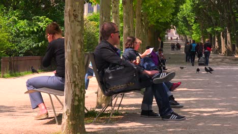 Menschen-Entspannen-An-Einem-Sonnigen-Tag-In-Den-Parks-Und-Gärten-Von-Paris