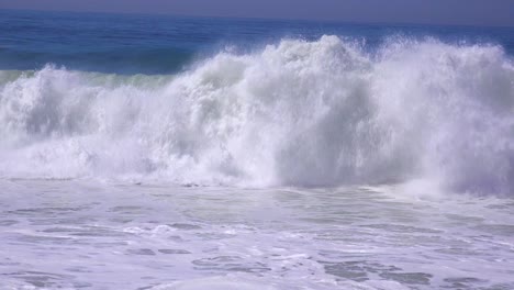 A-large-storm-in-Southern-California-causes-a-huge-swell-and-crashing-surf-3